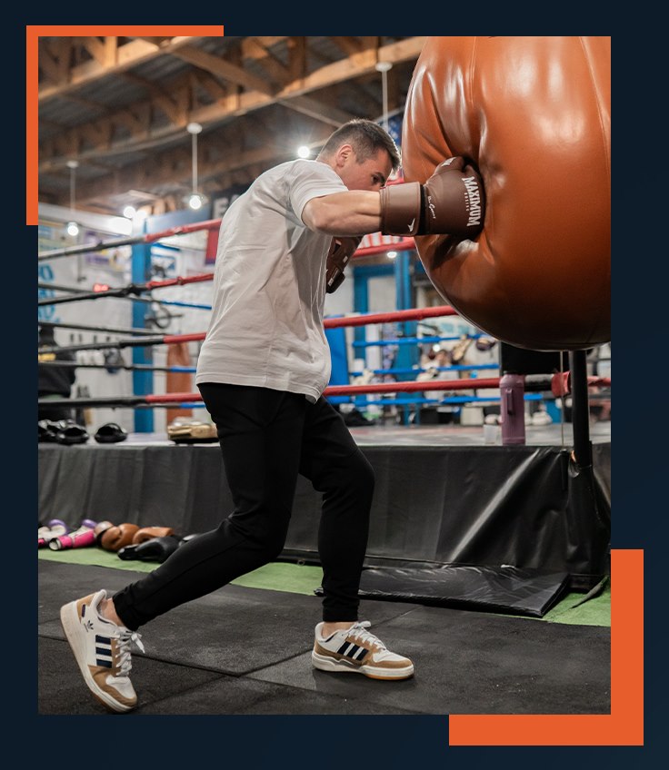 José Lemos treinando golpes no saco de pancada, na academia Maximum Boxing